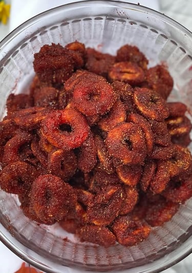 Aros de durazno tipo gomita picante cubiertos con chamoy rojo y chile en polvo