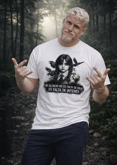Chico con camiseta de moda urbana streetwear busto marmol Santa Paciencia Miercoles Addams