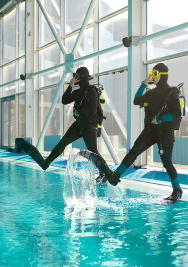 Zwei Männer steigen in den Pool Specialdive