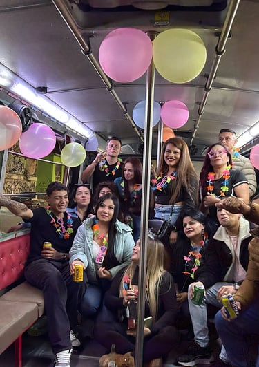 Grupo de amigos celebrando en una chiva rumbera en Bogotá.