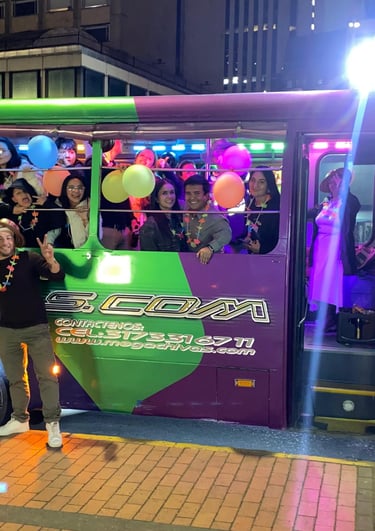 Chiva rumbera en Bogotá con luces LED y decoración festiva