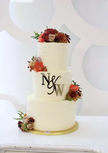 Tarta de boda personalizada de tres pisos con flores naturales, elaborada artesanalmente en Madrid