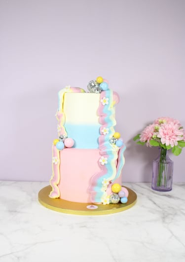 Tarta personalizada de varios pisos con diseño moderno en tonos pastel, creada en Madrid