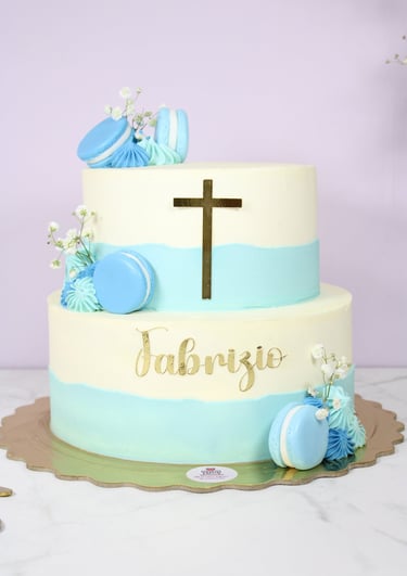 Tarta de comunión personalizada con decoración elegante en tonos azules, elaborada en Madrid