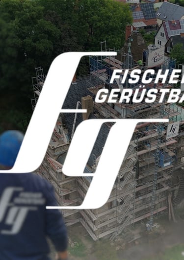 Logo Fischer Gerüstbau vor der Rüstung einer alten Villa im Hintergrund