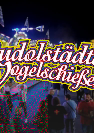 Das Logo des Rudolstädter Vogelschießens vor dem Hintergrund eines belebten nächtlichen Jahrmarkts