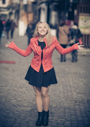 mujer contenta con autoestima alta