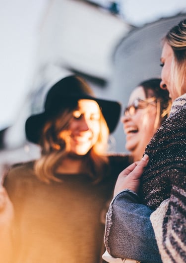 mujeres felices sin ansiedad