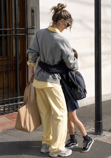 Flat lay BEWOOMAN : layering oversize chic avec sweat gris, chemise pastel et look maman active stylée.