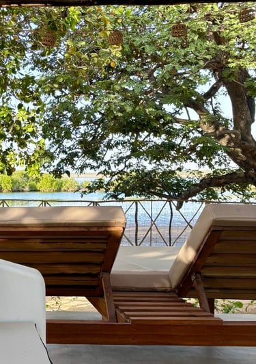 Vue intérieure de la salle de repos de l'hôtel de luxe Maison Fimela dans le Sine Saloum