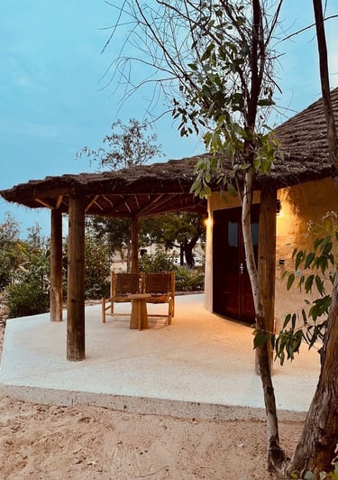 Vue de la terrasse d'une chambre supérieure du boutique hôtel Maison Fimela situé au coeur du Sine Saloum