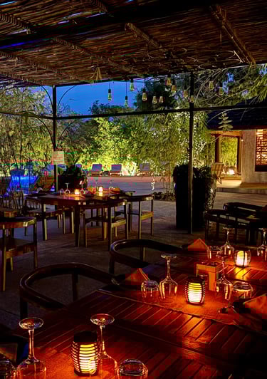 Vue de nuit du restaurant de l'hôtel de luxe, Maison Fimela, dans le Sine Saloum