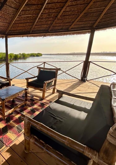 Vue de l'intérieur du ponton de l'hôtel de luxe, Maison Fimela, dans le Sine Saloum