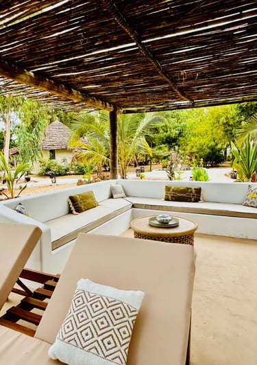 Vue de la salle de repos du boutique hôtel Maison Fimela situé au coeur du Sine Saloum