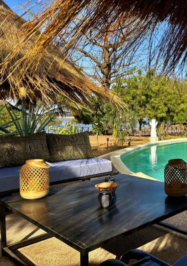 Vue de la piscine et du bolong de l'hôtel de luxe, Maison Fimela, situé dans le Sine Saloum
