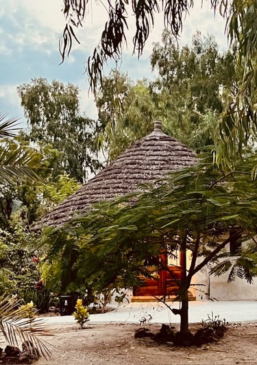 Vue extérieure d'une chambre du boutique hôtel Maison Fimela situé au coeur du Sine Saloum
