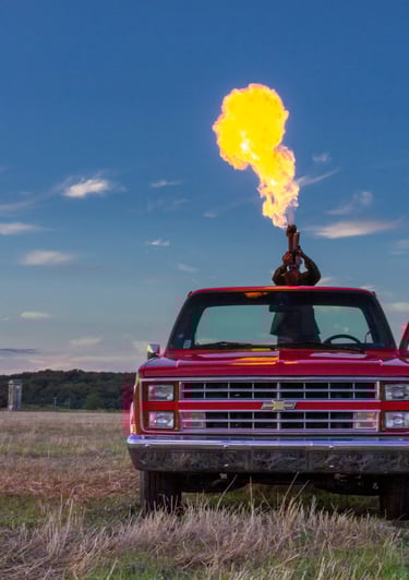Lance-flamme dans un Pick-up rouge Chevrolet C10 dans un champ