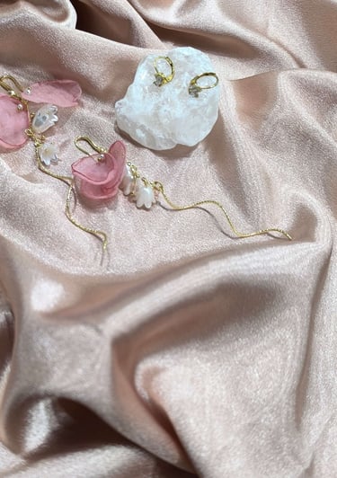 Boucles d’oreilles femme modernes et lumineuses.