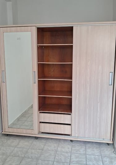 imagem de um guarda roupas montado