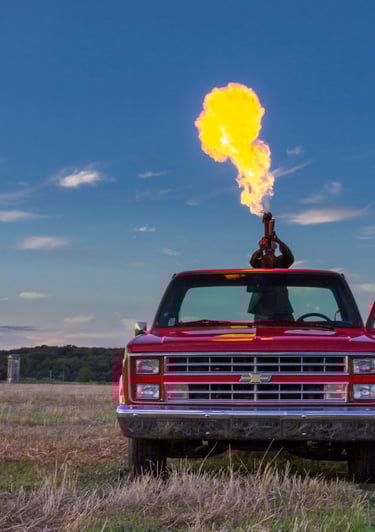 Lance-flamme dans un Pick-up rouge Chevrolet C10 dans un champ