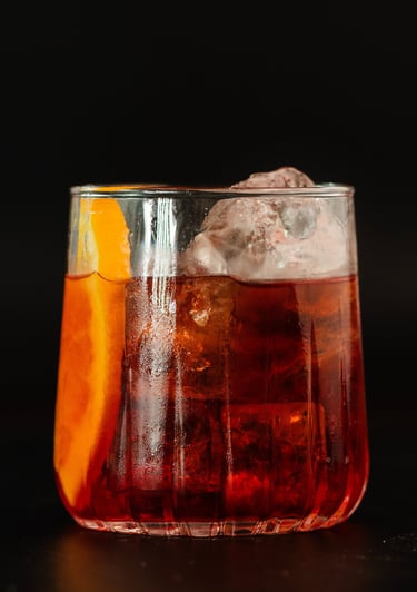 Roter Cocktail mit Eiswürfeln in Nahaufnahme, kontrastreiche Getränkefotografie