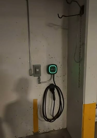 Borne de recharge pour véhicule électrique en condo ou multilogement.