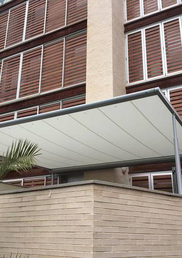 Toldo Pergola en terraza de vivienda en planta baja.