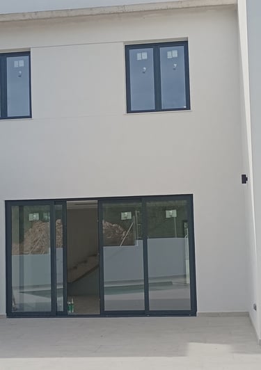 Ventanas de aluminio Gris en nueva casa.