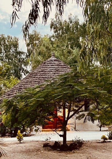 Vue extérieure d'une chambre du boutique hôtel Maison Fimela situé au coeur du Sine Saloum