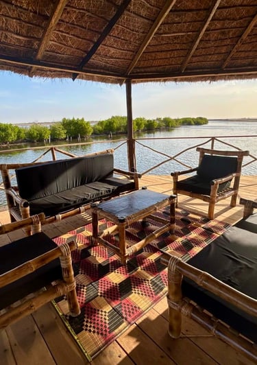 Vue de l'intérieur du ponton de l'hôtel de luxe, Maison Fimela, dans le Sine Saloum