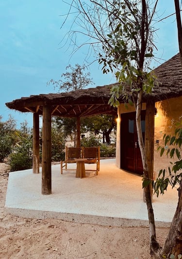 Vue de la terrasse d'une chambre supérieure du boutique hôtel Maison Fimela situé au coeur du Sine Saloum