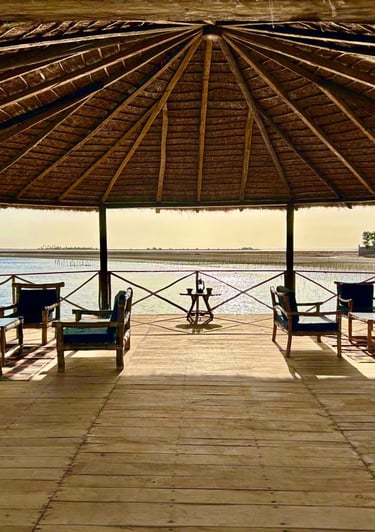 Vue intérieur du ponton de l'hôtel de luxe, Maison Fimela, dans le Sine Saloum