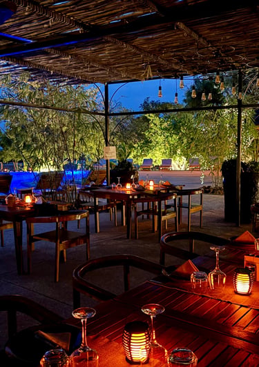 Vue de nuit du restaurant de l'hôtel de luxe, Maison Fimela, dans le Sine Saloum