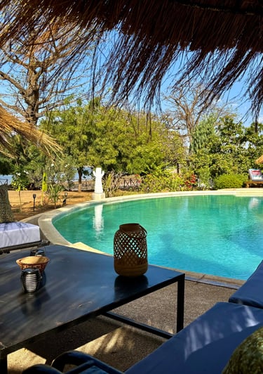 Vue de la piscine et du bolong de l'hôtel de luxe, Maison Fimela, situé dans le Sine Saloum