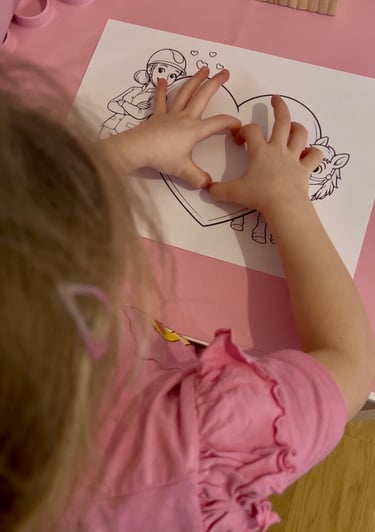 Ponytante - Child showing a heart with her hands on top of a Pancake & die Ponytante Couloring Page