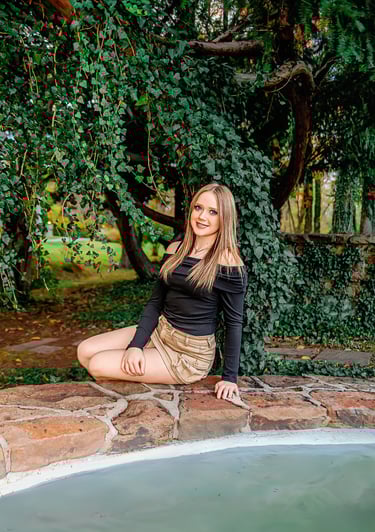 York PA Senior pictures at Historic Shady Lane by a Lancaster PA senior picture photographer