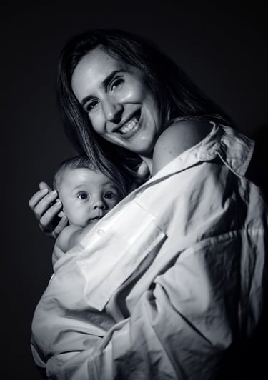 "Un retrato de familia en blanco y negro, madre con su bebé en brazos"