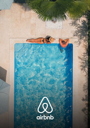 Lifestyle-Fotografie für Airbnb-Unterkünfte: Pool-Content von oben fotografiert.