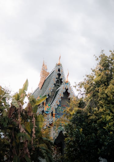 Travel Photography: Beeindruckende Tempel-Architektur in Thailand von Kian Bonanno.