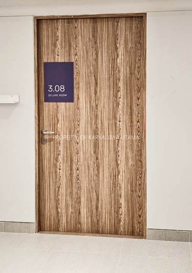 Pintu solid wood panel lapisan PVC sheet sebagai pintu kamar panti jompo
