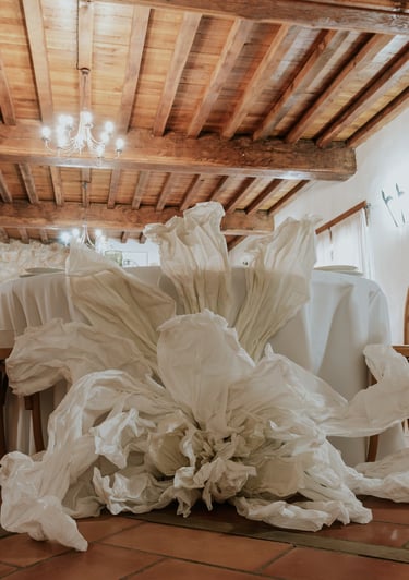fleur en papier crépon géante décoration de mariage