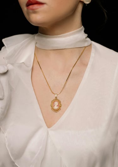 Vintažinio stiliaus kaklo pakabukas ant plonos grandinėlės. Klasikinis papuošalas, suteikiantis įvaizdžiui subtilumo.