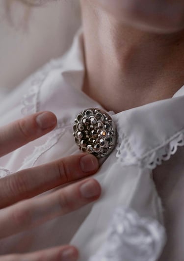 Klasikinio dizaino sidabrinė segė su žėrinčiomis akutėmis. Puošnus akcentas marškiniams, švarkams ar kitiems drabužiams.