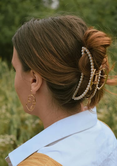 Elegantiškas plaukų segtukas su perlais. Atraskite harmoniją ir papildykite savo energetinį lauką subtiliu spindesiu.