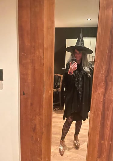 vrouw verkleed als heks