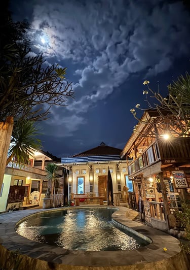 бассейн с луной в небе в отеле Sunrise Lodge and Loving Bali