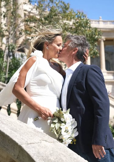 portrait d’un joli couple s’embrassant, moment spontané capturé avec grâce et naturel