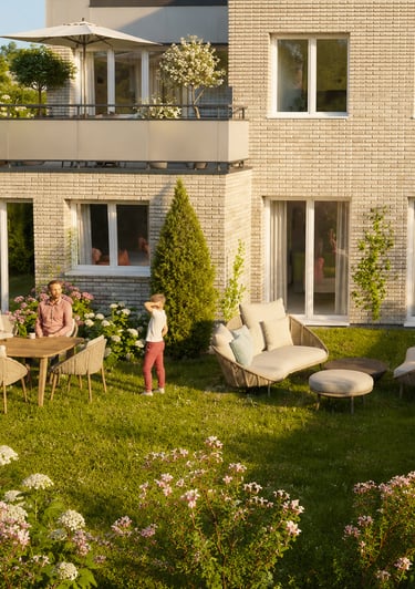 Jardin privatif d’un appartement de la Résidence Les Ricochets II avec espace détente et aménagement