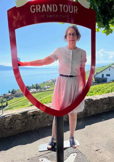 Professeure de français en Suisse avec le lac Léman en arrière-plan