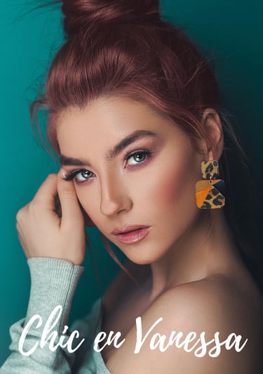 femme avec une paire de boucles d' oreilles en marqueterie de cuir modèle Vanessa